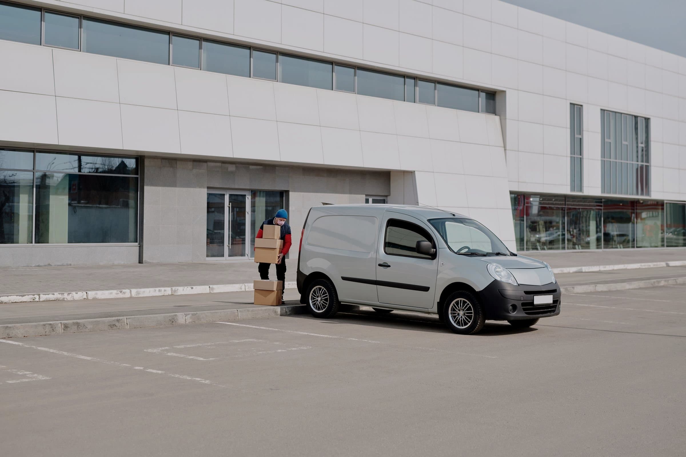 軽貨物車へ荷物を積み込む様子
